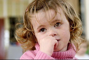 小孩子多动症应该如何治疗？